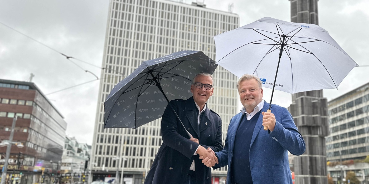 Wallenstam CEO Hans Wallenstam and AMF Fastigheter CEO Thomas Erséus shaking hand on this historic transaction.