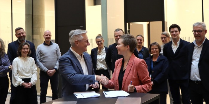 Torben Bjørk Nielsen from Hoffmann A/S and Signe Primdal Lyndrup from the Norwegian Building Authority have signed a four-year strategic framework agreement.