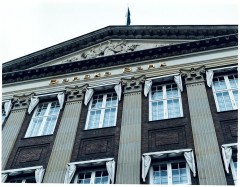 Danske Bank sells its head quarters to Standard Life.
