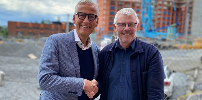 Hans Wallenstam, CEO Wallenstam AB, and Robert Jaaniste, CEO Ikano Bostad, in front of the future project in Årstaberg.