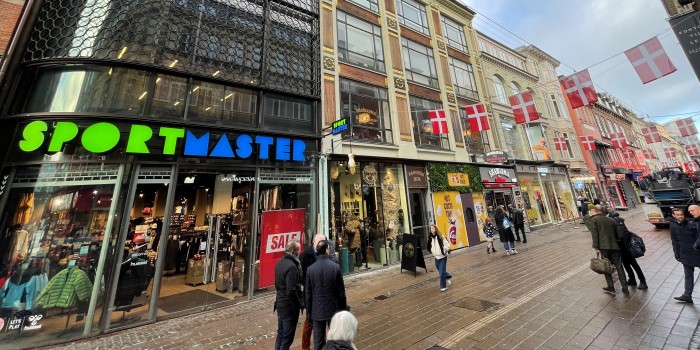 Alma and Kristensen buy on Strøget in Copenhagen.
