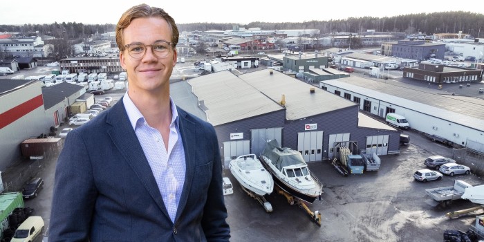 Jesper Warén in front of one of the acquired properties in Västerås. The image is a montage.